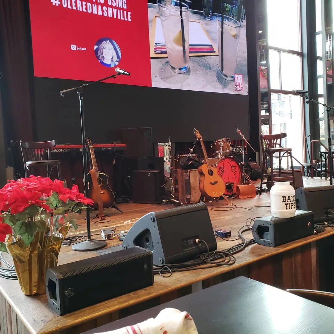 Quiet stage for the lunch crowd