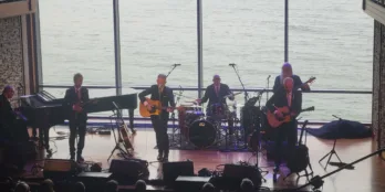 Lyle Lovett and his Acoustic Group on stage